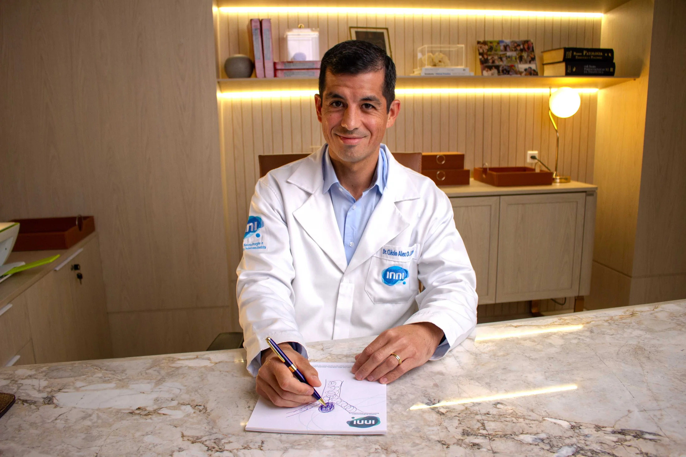Dr. Clezio Castro durante atendimento no consultório
