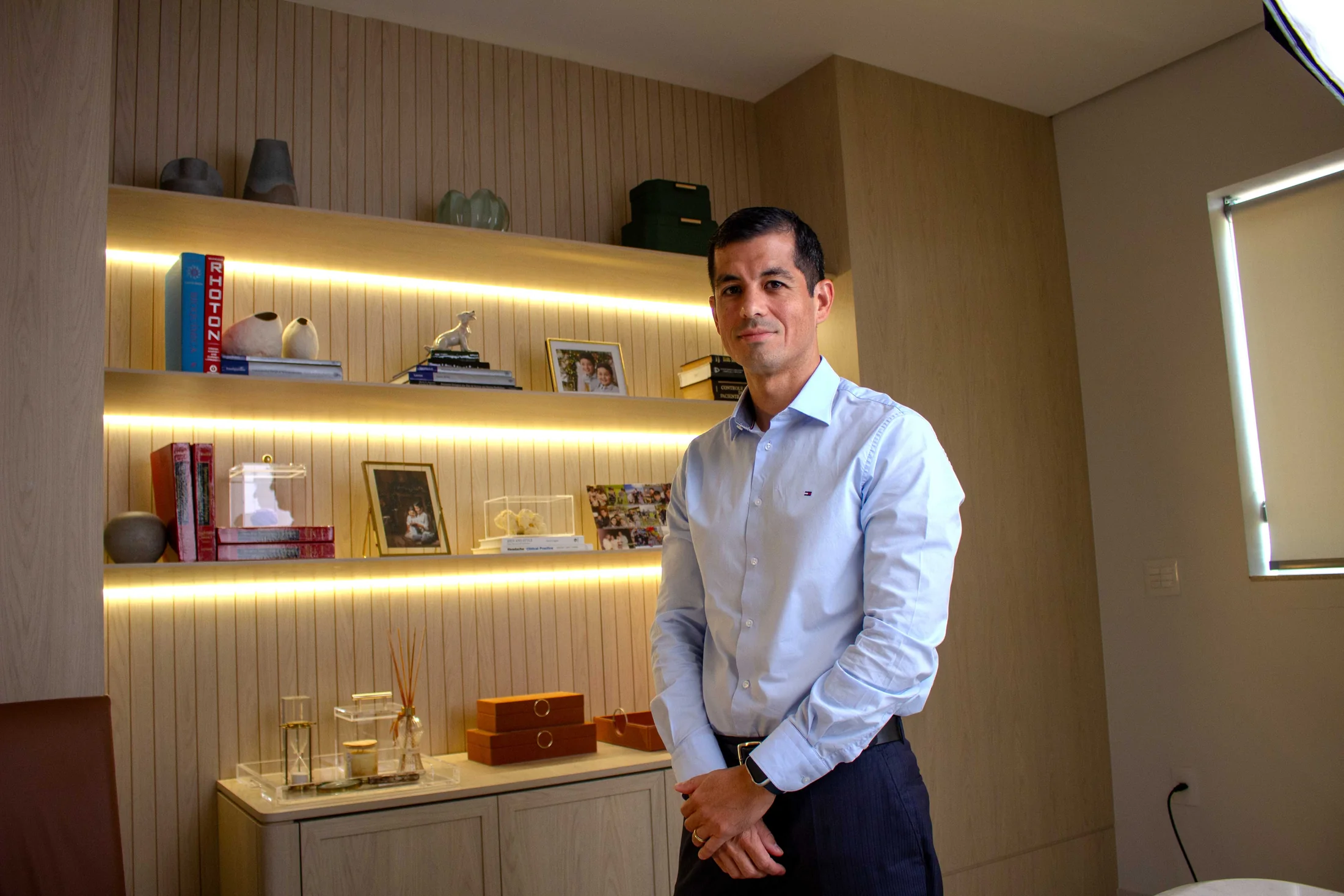 Dr. Clezio Castro em seu consultório em Chapecó