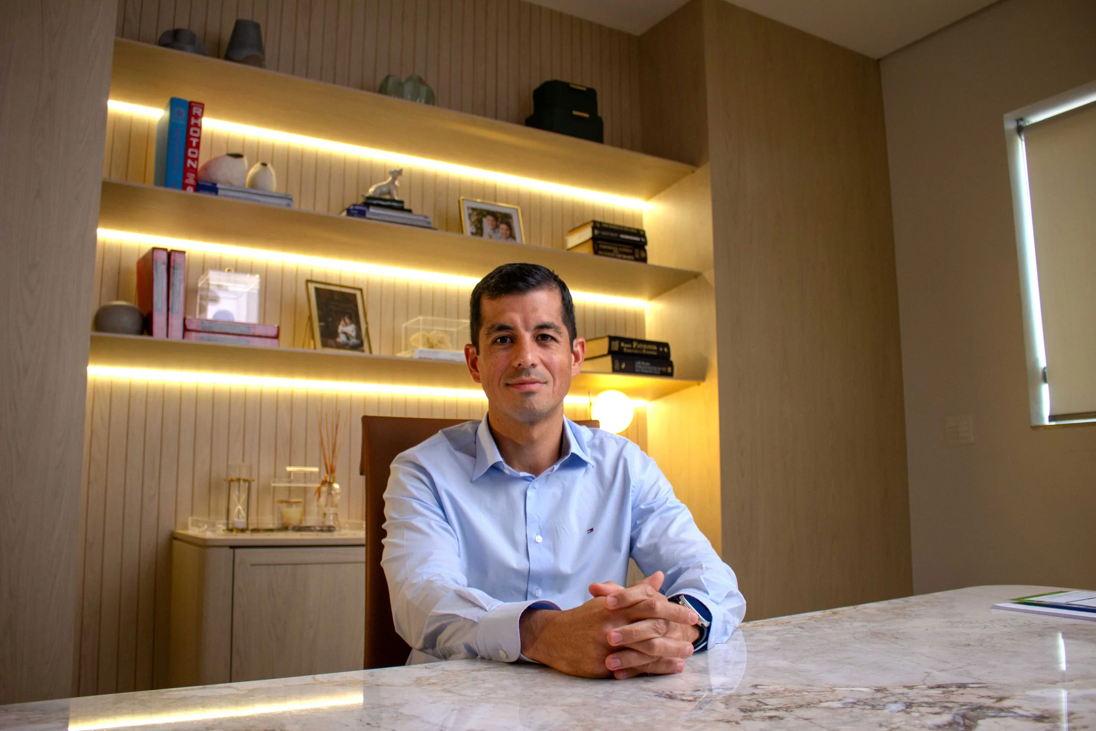 Dr. Clezio Castro no consultório