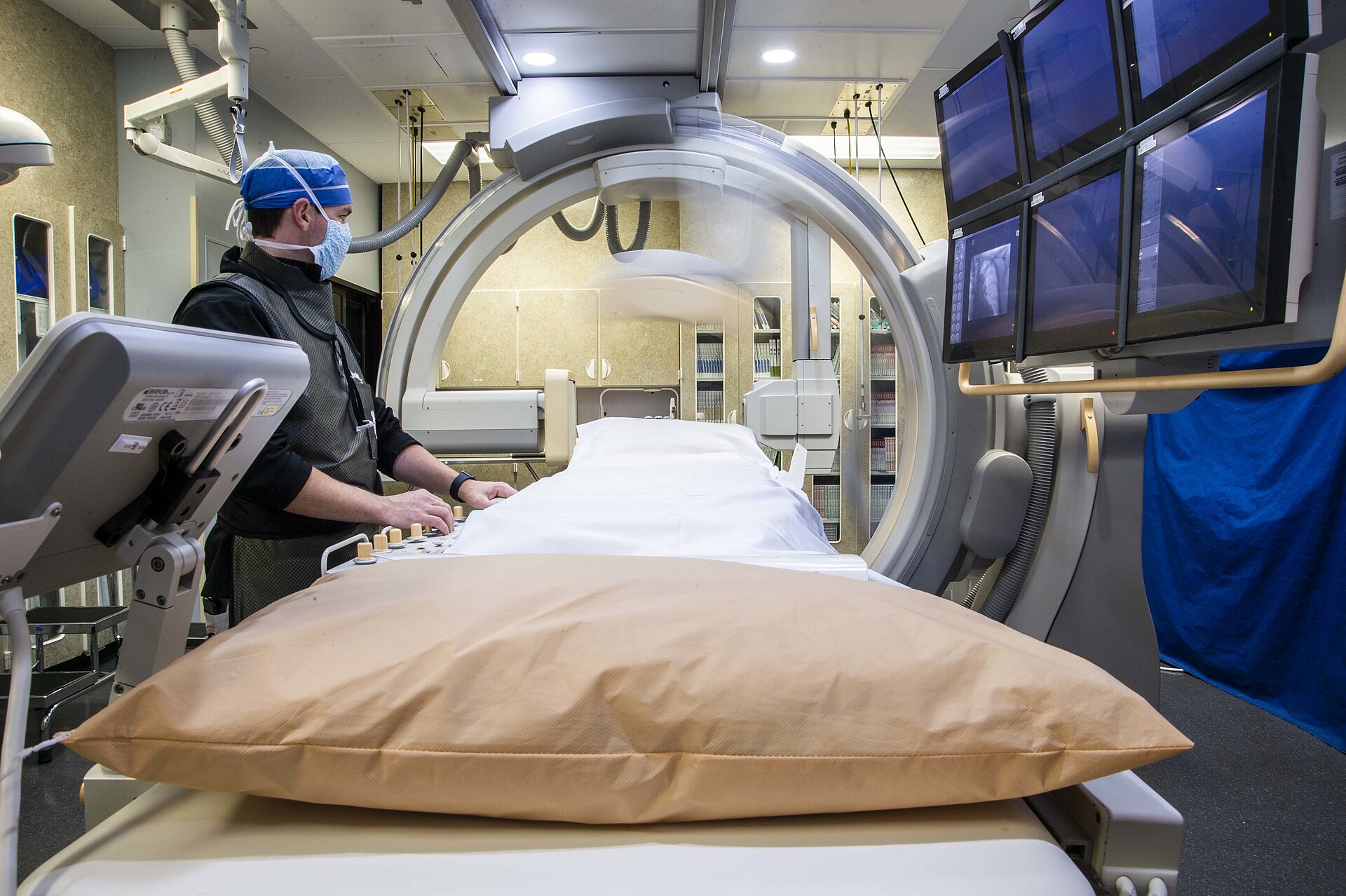 Sala real de radiologia intervencionista preparada para procedimento minimamente invasivo