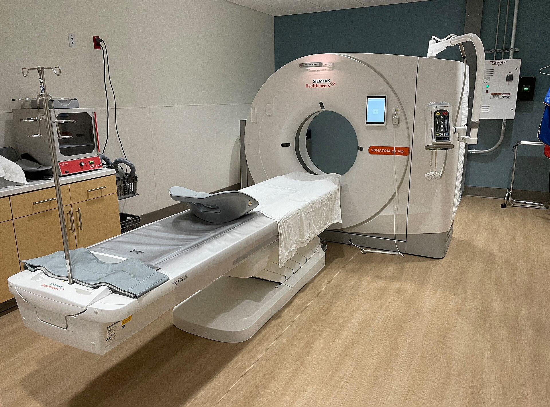Tomógrafo computadorizado em sala hospitalar real e sem paciente